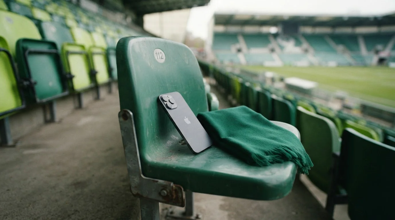 Smartphone neben Schal auf einer Stadionbank